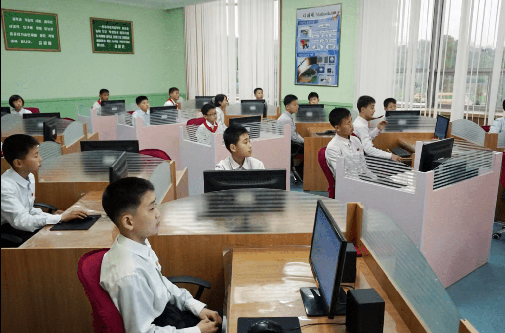Des élèves d'une école à Pyongyang, Corée du Nord, devant des ordinateurs