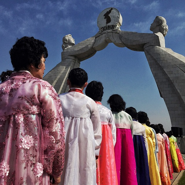 Des femmes passent sous l'arche de réunification