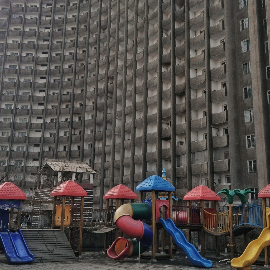 Un ensemble de bâtiments avec un terrain de jeu pour enfants, en Corée du Nord