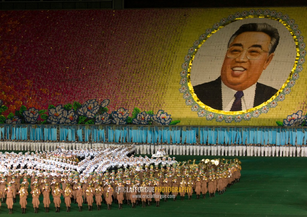 Portrait de Kim il Sung réalisé par des enfants tenant des panneaux colorés
