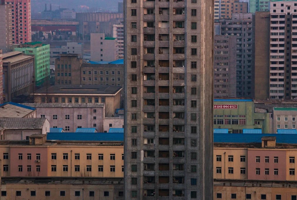 Un immeuble du centre de Pyongyang au crépuscule
