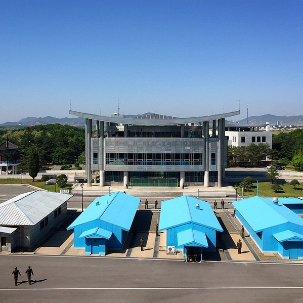 Les soldats nord-coréens et sud-coréens se font face le long de la zone démilitarisée