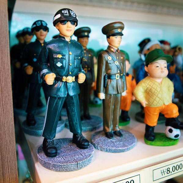 Des figurines de soldats sud et nord-coréens dans la boutique souvenir de la DMZ