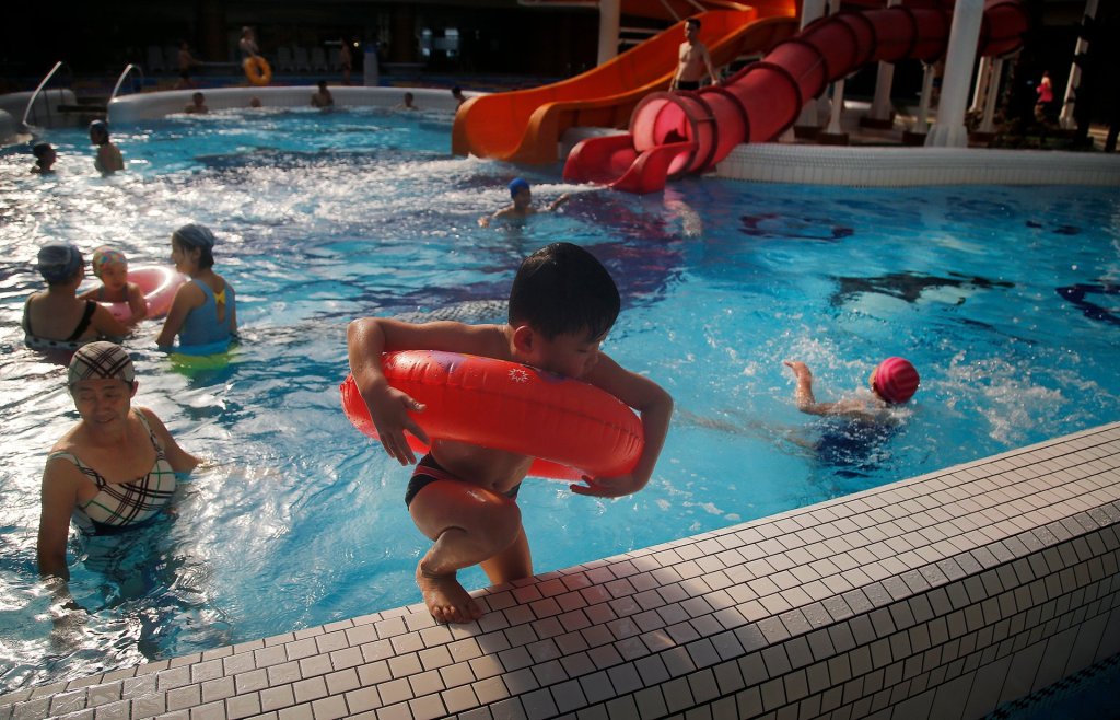 Un enfant sort de l'eau au parc aquatique Munsu de Pyongyang