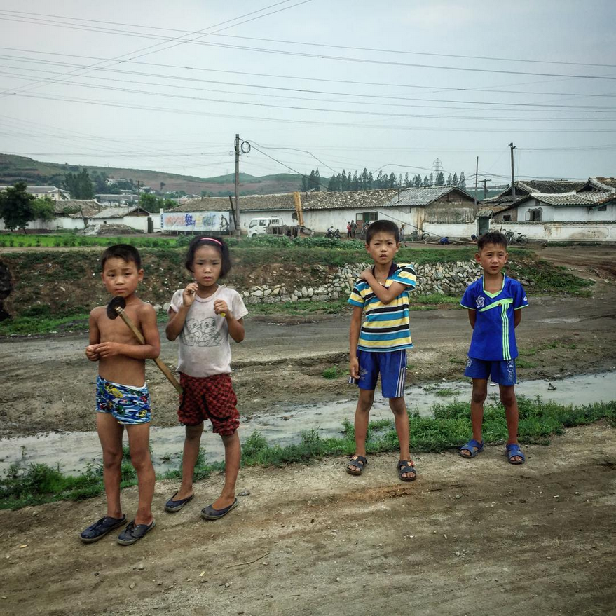Enfants au bord d'une route de Corée du Nord