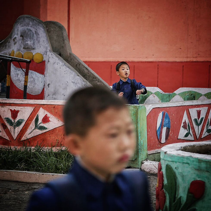 Deux écoliers nord-coréens jouent à l'extérieur