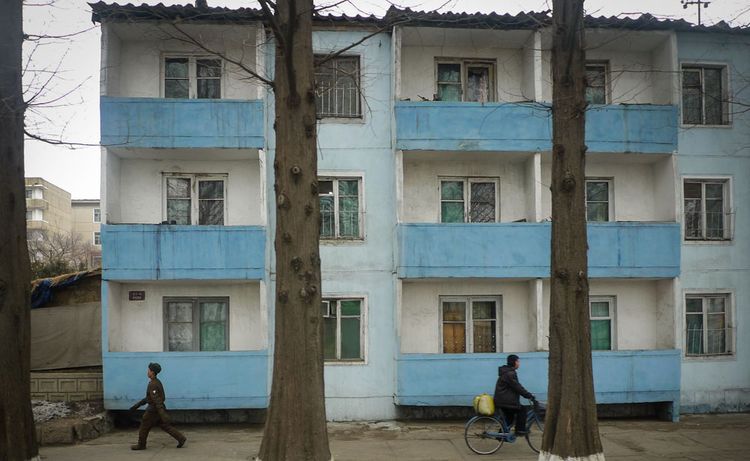 Un immeuble vétuste typique de la ville de Pyongyang