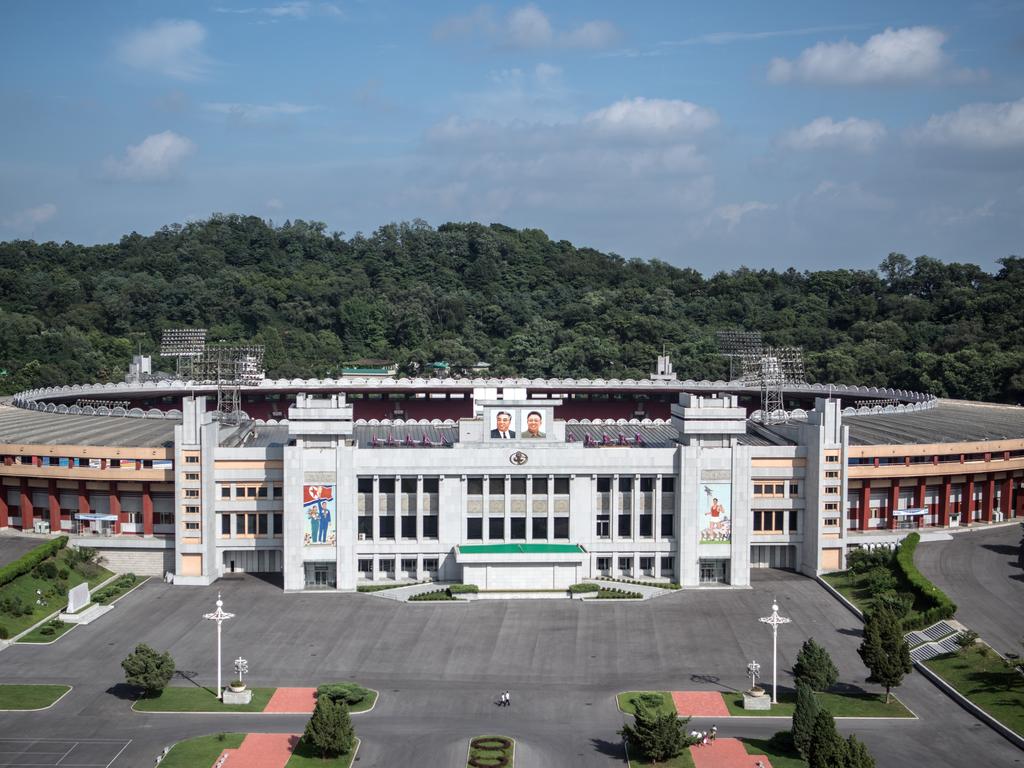 Le stade Kim Il-sung vu depuis l'arche de triomphe