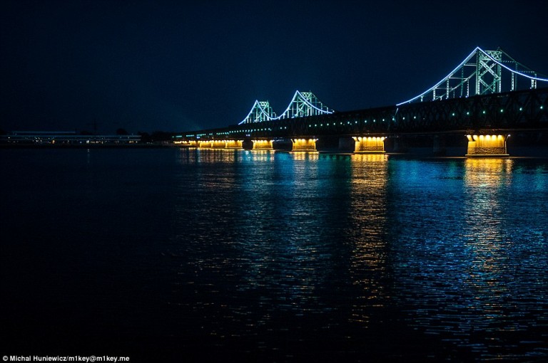 Le Pont de l'Amitié éclairé dans la nuit