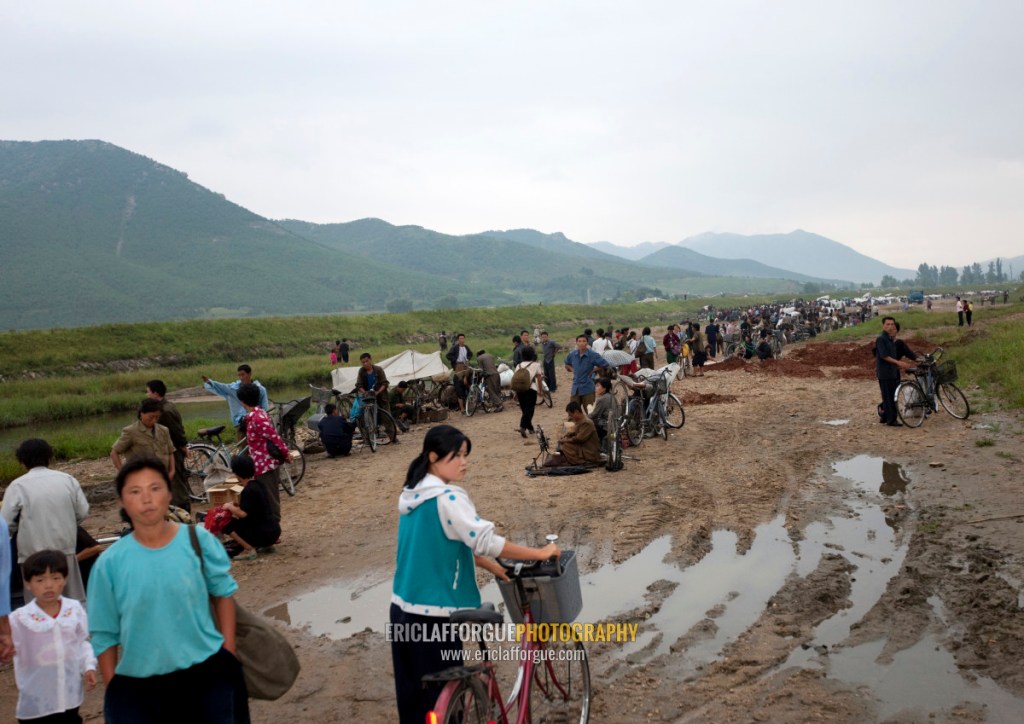 Un marché boueux de la campagne nord-coréenne