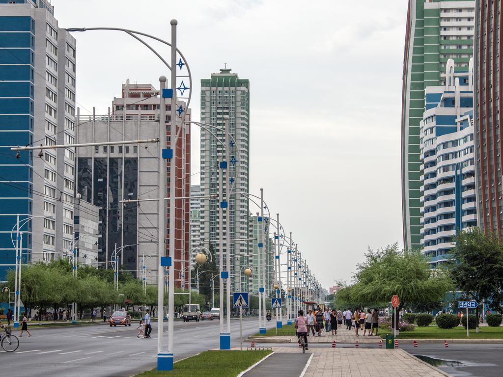 Des appartements s'enchaînent le long de la nouvelle Rue des scientifiques, Mirae, à Pyongyang