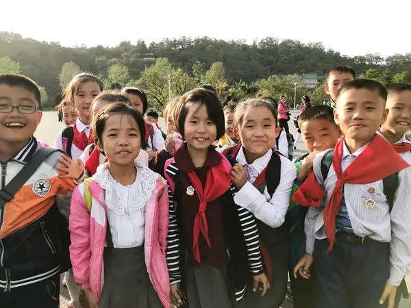 Un groupe d'écoliers souriants à Pyongyang