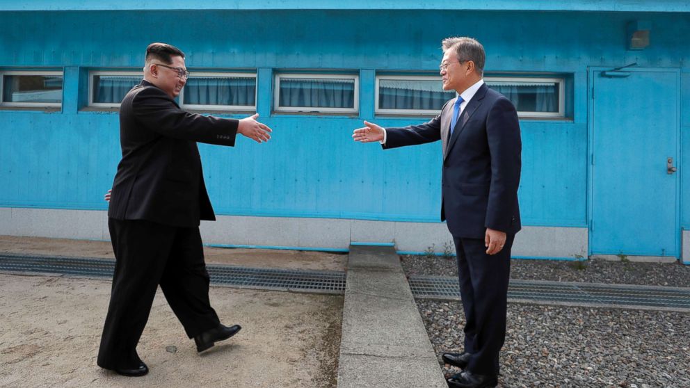 Le dirigeant nord-coréen Kim Jong Un et le président sud-coréen Moon Jae-in se serrent la main