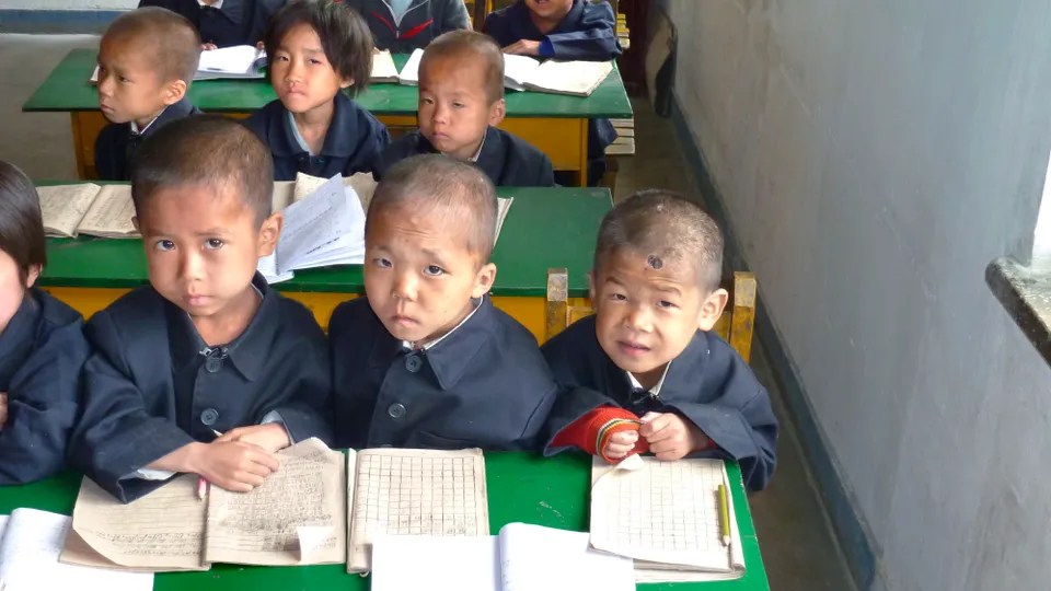 Orphelins dans une école de la ville de Haeju