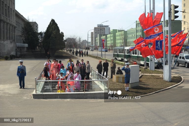 Des femmes nord-coréennes portant des robes traditionnelles marchent dans les rues de Pyongyang