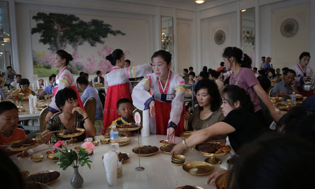 Des gens mangent à l'Ongnyugwan, un restaurant de nouilles de Pyongyang