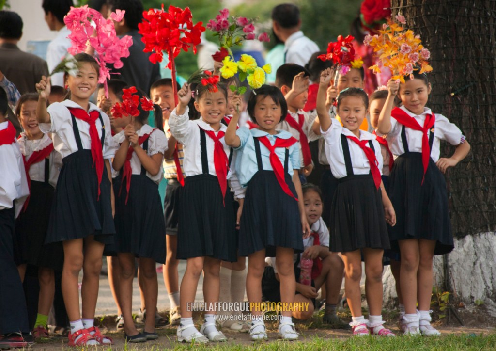 Des jeunes filles nord-coréennes, membres des "pioneers", durant une parade à Pyongyang
