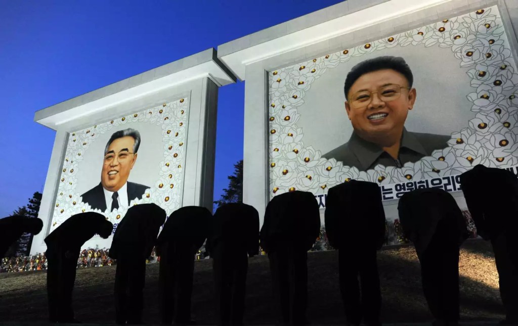Des Nords-Coréens s'inclinent respectueusement devant les portraits