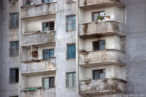 Façade d'un immeuble décrépit dans le centre de Pyongyang