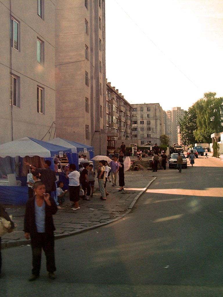 Une rue de Pyongyang, un marché, en 2005