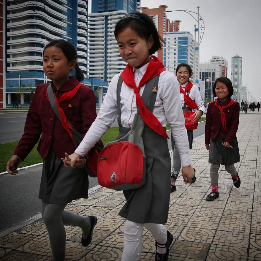 Des écolières à Pyongyang marchent dans la rue