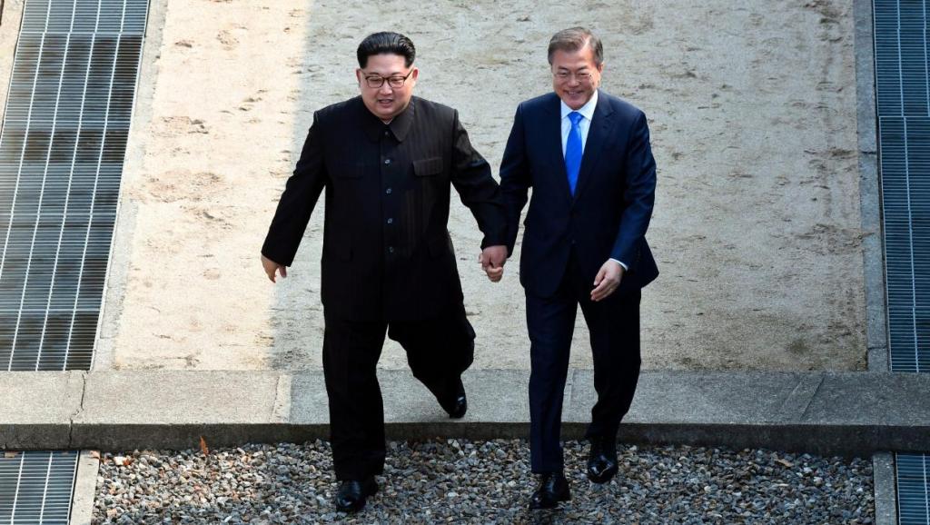 Le dirigeant nord-coréen Kim Jong Un traverse la frontière sud aux côtés du président sud-coréen Moon Jae-in.