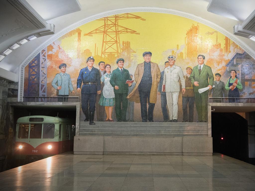 Un train arrive dans une station du métro de Pyongyang.