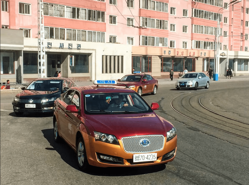Un taxi nord-coréen bicolore et rutilant