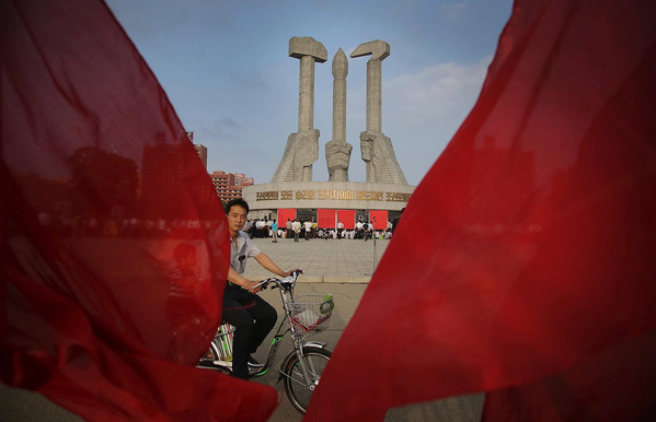 Un homme passe devant le monument du Parti des Travailleurs à Pyongyang, en Corée du Nord