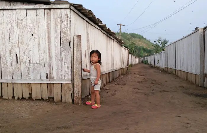 Une petite fille dans une rue déserte