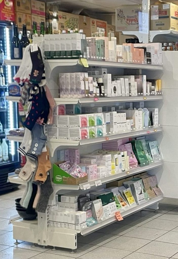 Le petit rayon cosmétiques de l'épicerie MoA, à Lyon 8